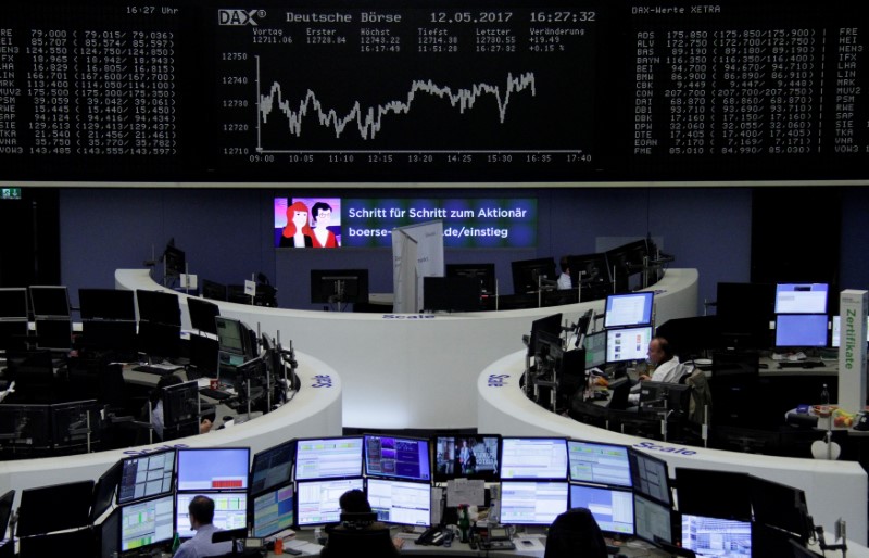 © Reuters. Traders work in front of the German share price index, DAX board, at the stock exchange in Frankfurt