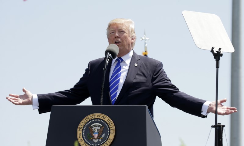 © Reuters. U.S. President Donald Trump delivers commencement address at U.S. Coast Guard Academy in New London