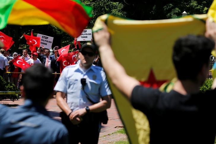 © Reuters. أمريكا قلقة من العنف بين محتجين وأفراد أمن أتراك في واشنطن