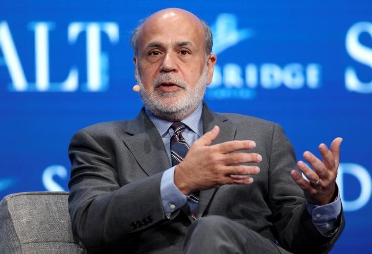 © Reuters. Ben Bernanke, former chairman of the Federal Reserve, speaks at the SALT conference in Las Vegas