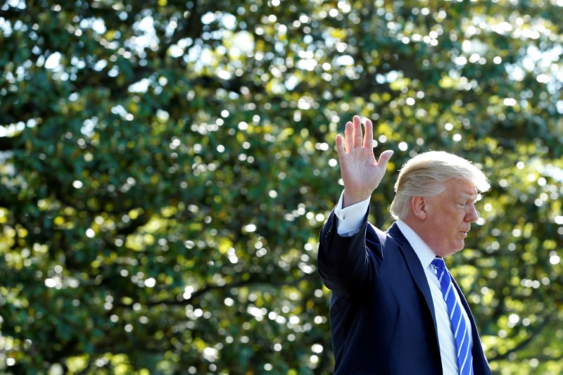 © Reuters. U.S. President Donald Trump waves as he walks on the South Lawn of the White House in Washington