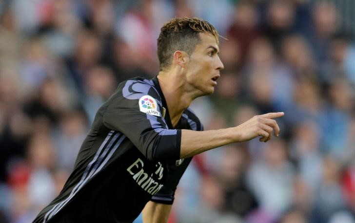 © Reuters. Foto del miércoles del delantero del Real Madrid Cristiano Ronaldo celebrando tras marcar ante Celta de Vigo