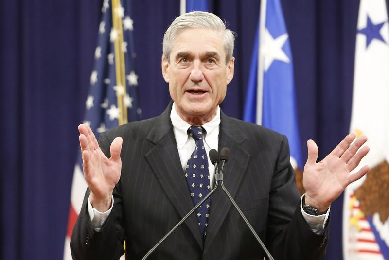 © Reuters. FILE PHOTO: Mueller reacts to applause from the audience during his farewell ceremony at the Justice Department in Washington