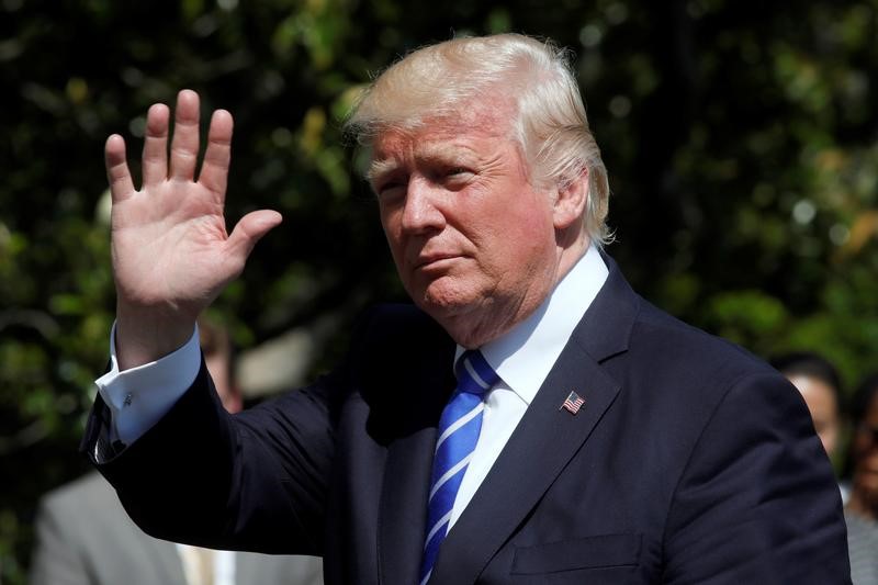 © Reuters. President Donald Trump waves as he walks on the South Lawn