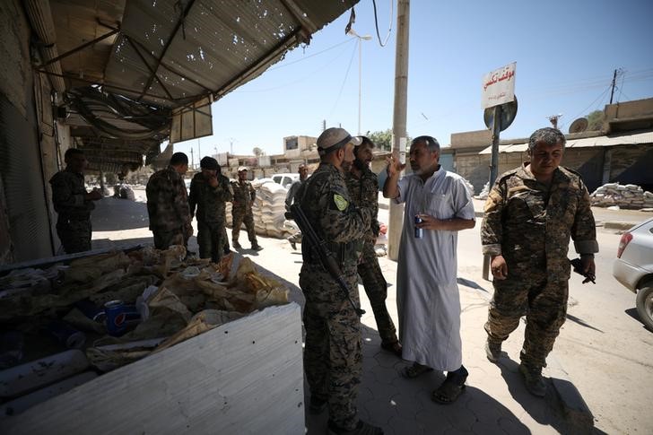 © Reuters. التحالف الأمريكي: قوة سورية تضيق الخناق على الدولة الإسلامية في الرقة