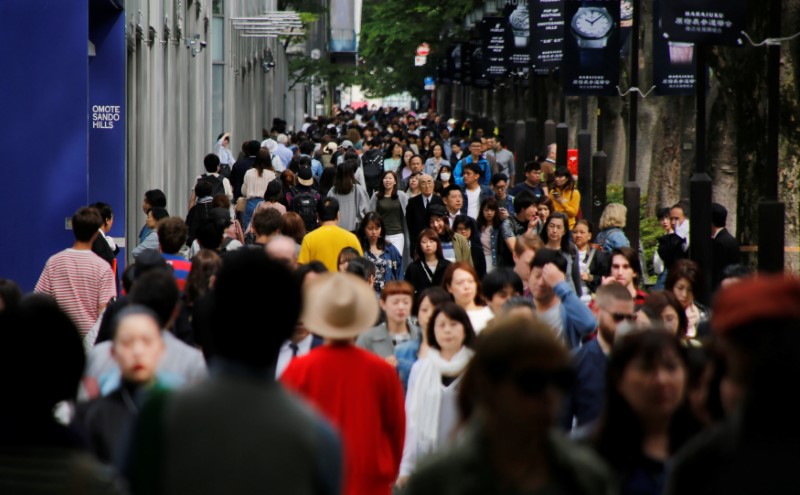 © Reuters. People walk in Omotesando shopping district in Tokyo