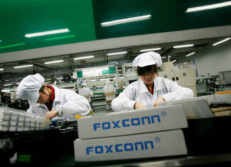 © Reuters. FILE PHOTO: Employees work inside a Foxconn factory in the township of Longhua in the southern Guangdong province