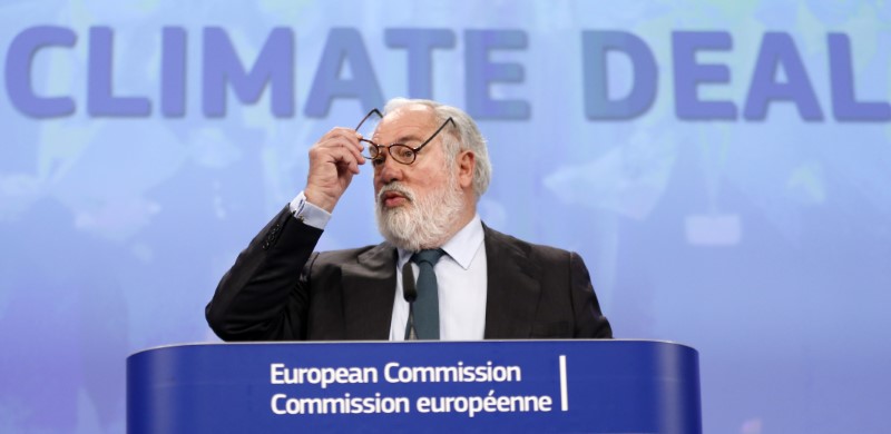 © Reuters. FILE PHOTO: EU Commissioner Canete addresses a news conference in Brussels