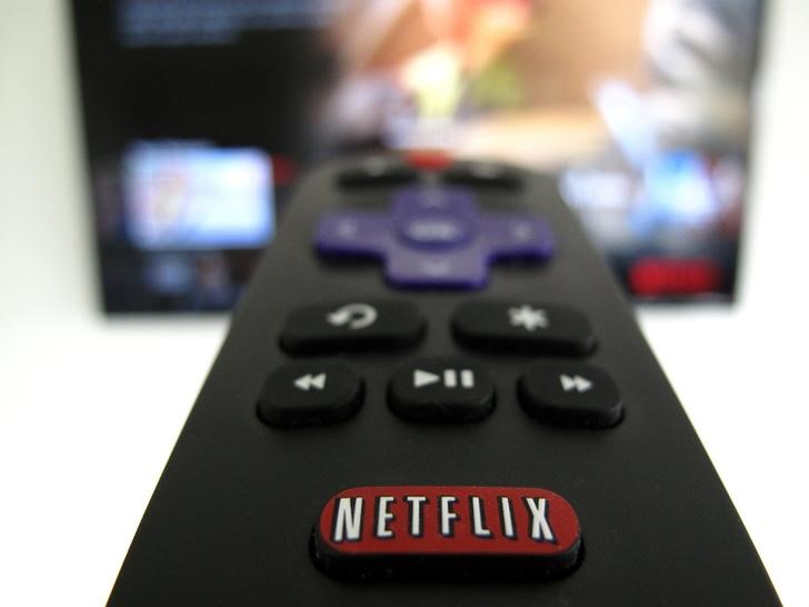© Reuters. El logo de Netflix en un control remoto en Encinitas, EEUU
