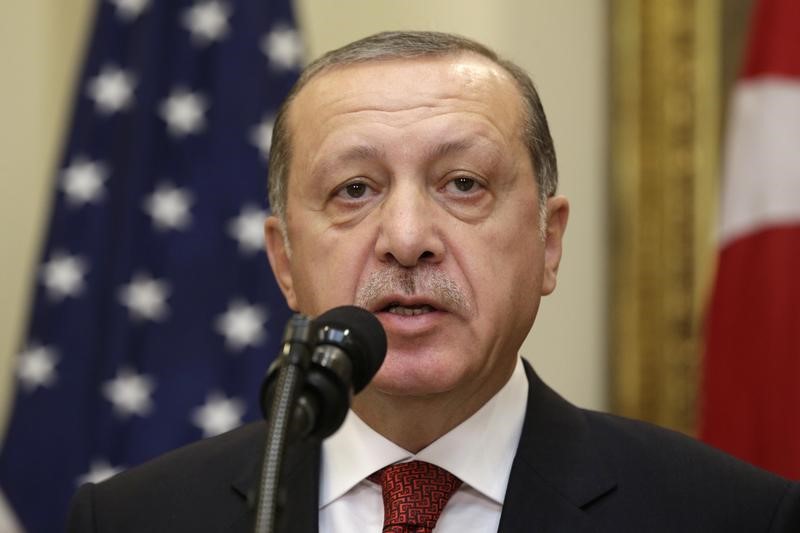 © Reuters. تقارير: إردوغان يقول تركيا ستتحرك إذا هاجمتها وحدات حماية الشعب السورية