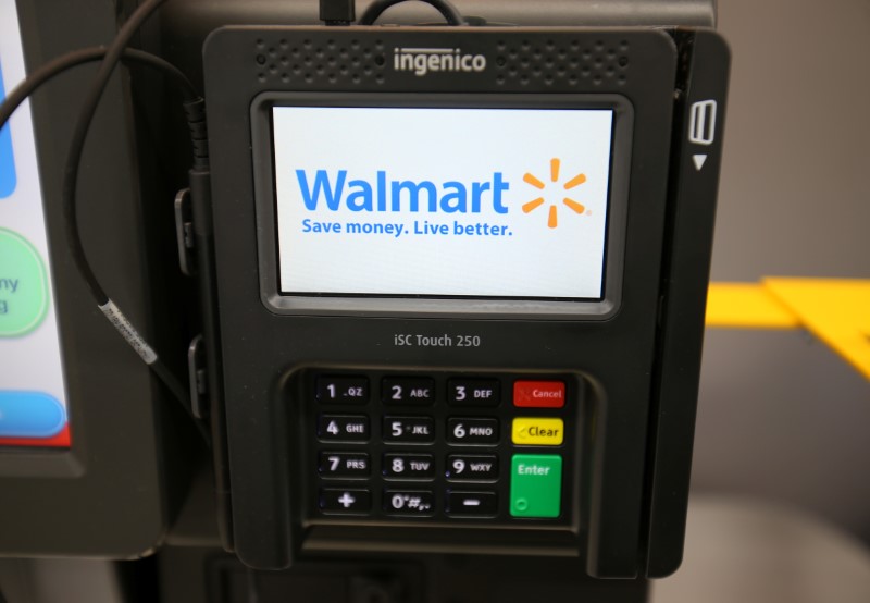 © Reuters. A credit card terminal is shown at a self checkout kiosk for a new Walmart Super Center prior to its opening in Compton, California