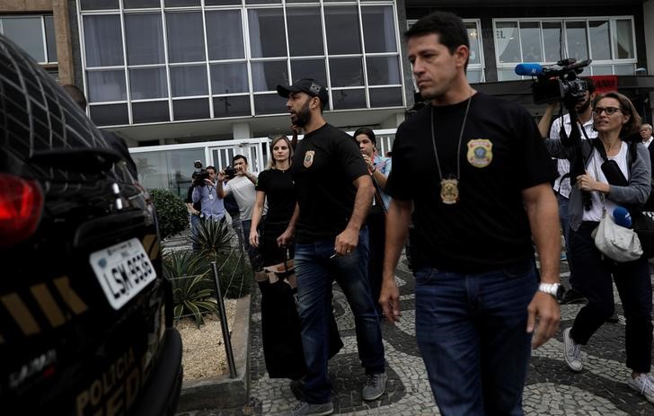 © Reuters. Polícia Federal deixa prédio após operação no apartamento do senador Aécio Neves no Rio de Janeiro