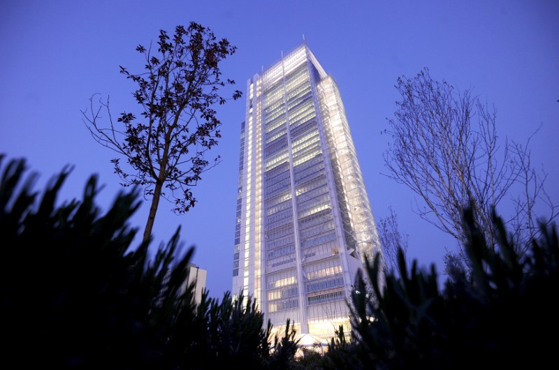© Reuters. FILE PHOTO: File photo of the Intesa Sanpaolo skyscraper, designed by Italian architect Renzo Piano, in Turin