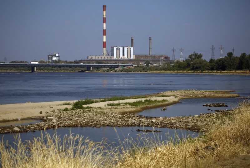 © Reuters. The PGNiG Termika Zeran heat power station is seen across Vistula river in Warsaw