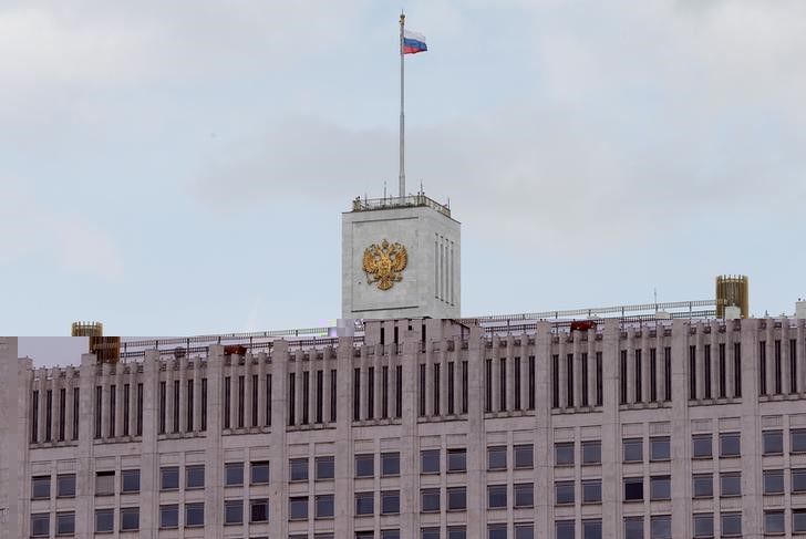 © Reuters. National flag flies over Russian government headquarters in Moscow