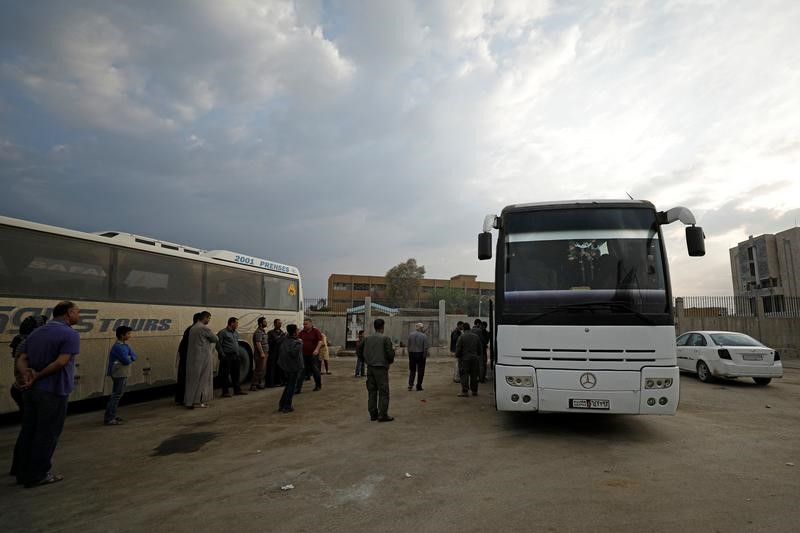 © Reuters. في سوريا .. رحلة بالحافلة تظهر تغير خريطة الحرب