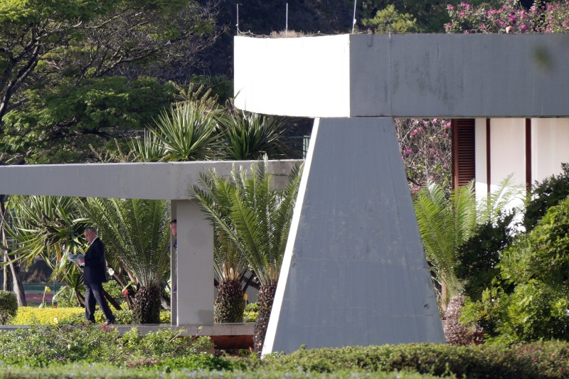 © Reuters. Brazil's President Michel Temer leaves the Jaburu Palace in Brasilia