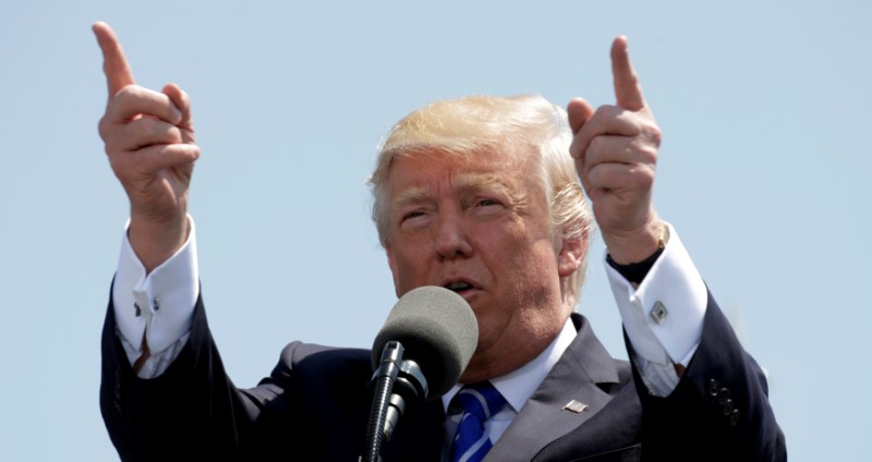 © Reuters. Trump attends the United States Coast Guard Academy Commencement Ceremony in Connecticut