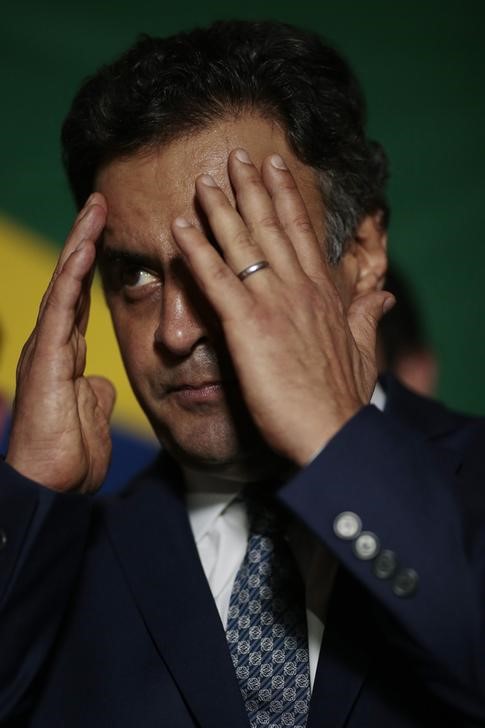 © Reuters. Senador Aécio Neves (PSDB-MG) antes de evento em Brasília