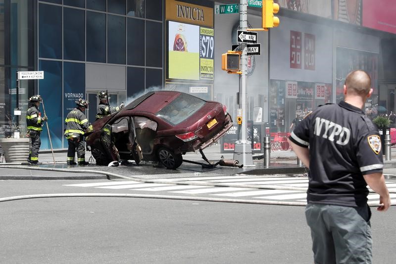 © Reuters. Un coche atropella a peatones en Times Square, causa un muerto y 12 heridos