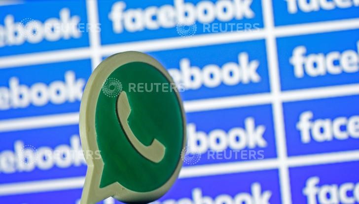 © Reuters. Impressão em 3D do logo da Whatsapp em frente de painel gráfico do Facebook