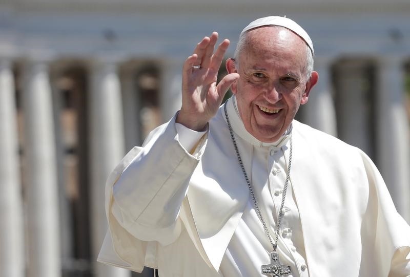 © Reuters. البابا لعلماء الوراثة: تدمير الأجنة لا يمكن تبريره