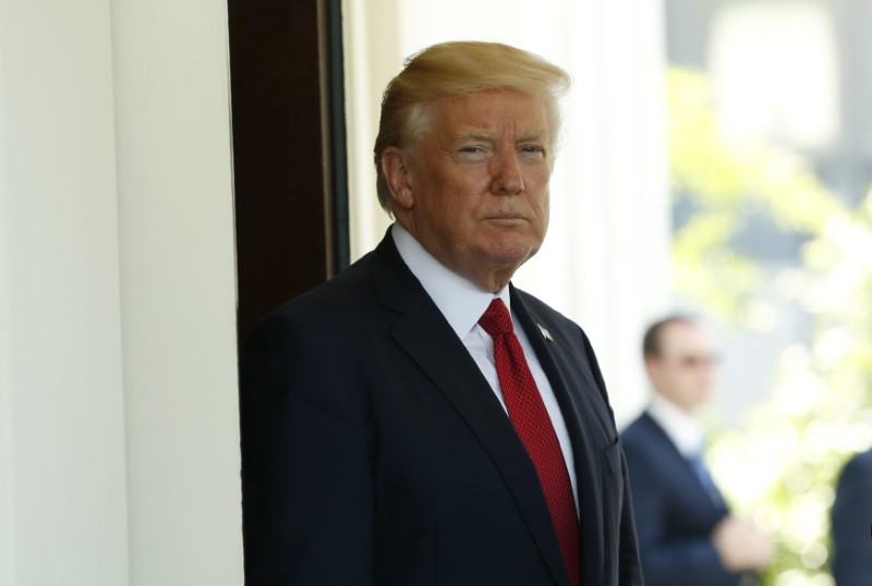 © Reuters. U.S. President Donald Trump waits to meet with Colombian President Santos at the White House in Washington