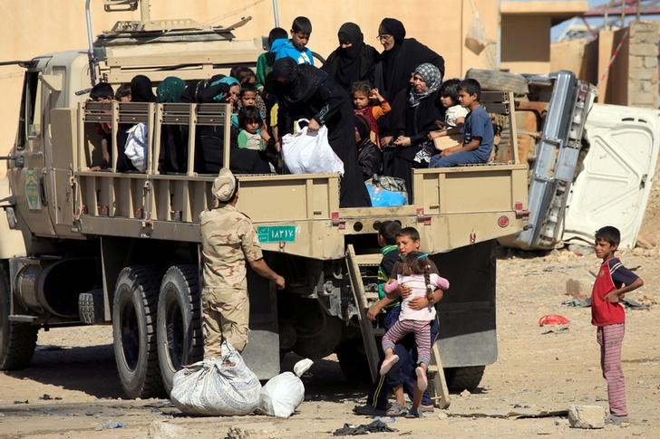 © Reuters. Iraquianos fogem de conflito em Mosul