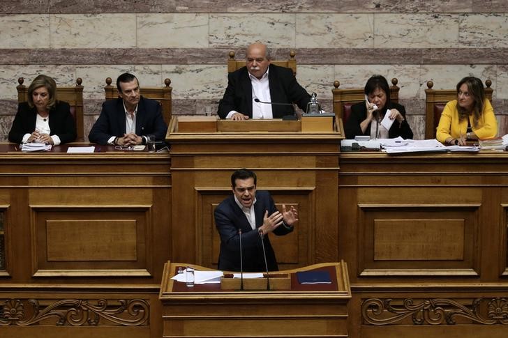 © Reuters. Greek PM Tsipras addresses lawmakers before a parliamentary vote on the latest round of austerity Greece has agreed with its lenders, in Athens