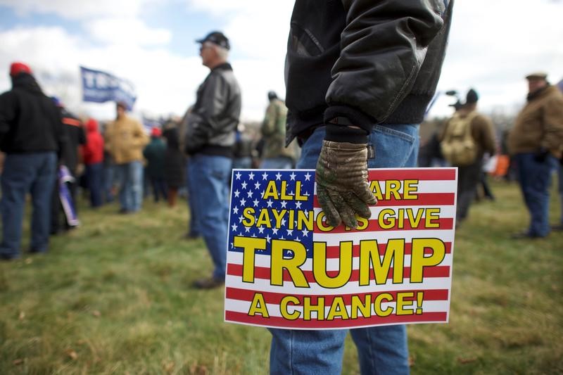 © Reuters. FILE PHOTO: Supporters of President Donald Trump gather for a "People 4 Trump" rally at Neshaminy State Park in Bensalem