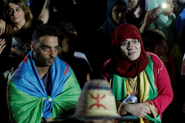 © Reuters. آلاف يشاركون في مسيرة احتجاجية بشمال المغرب