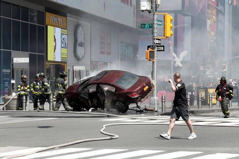 © Reuters. سيارة تدهس مارة في نيويورك وتقتل شابة وتصيب 22 آخرين