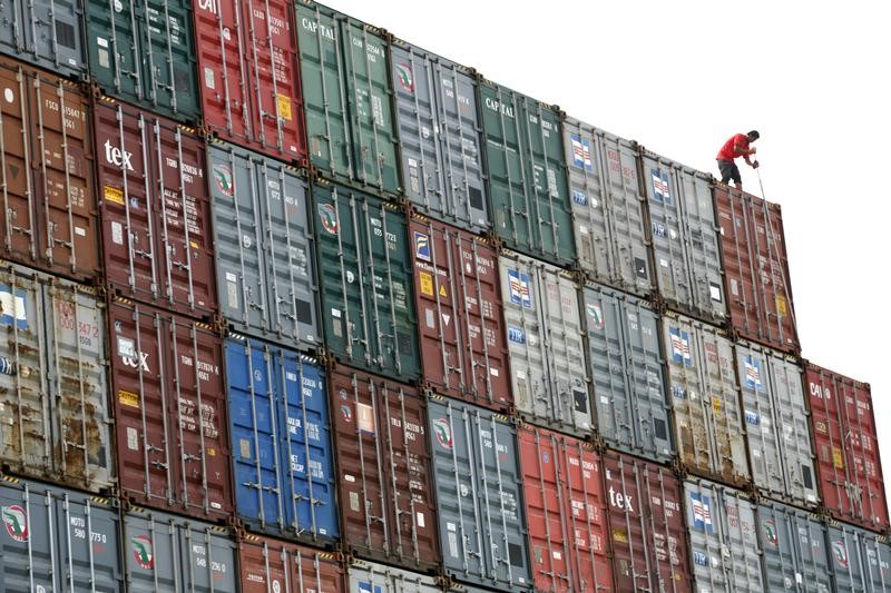 © Reuters. Worker inspects container in Port Klang