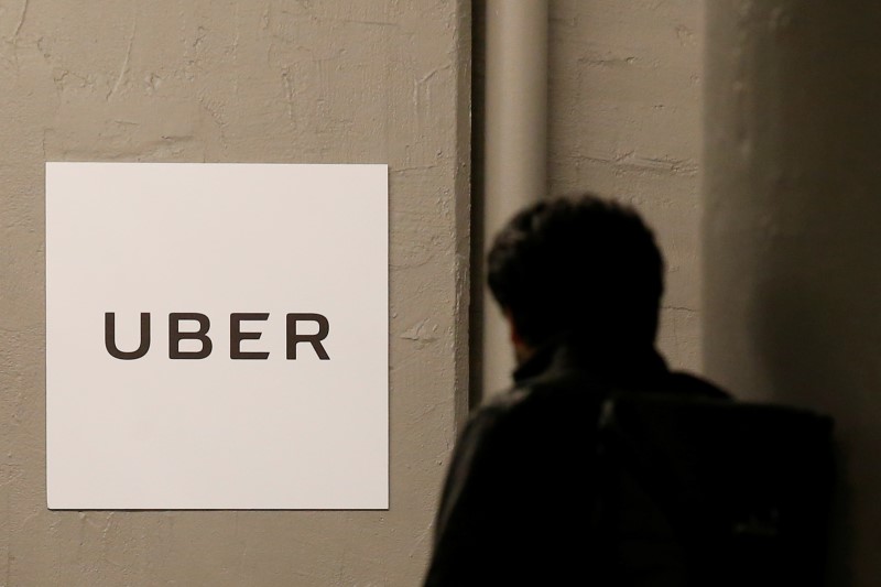 © Reuters. A man arrives at the Uber offices in Queens, New York