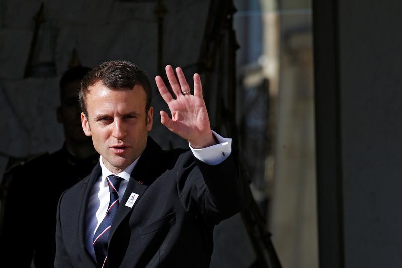 © Reuters. MACRON AUPRÈS DES TROUPES FRANÇAISES AU MALI