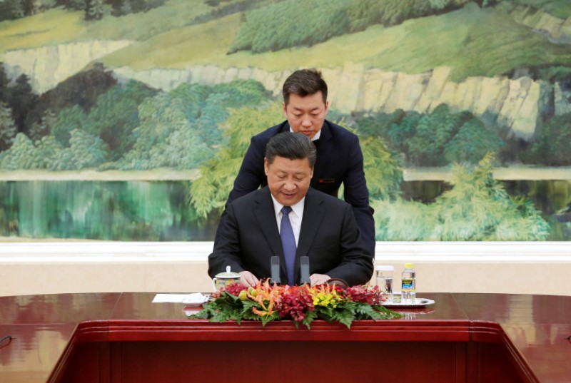 © Reuters. China's President Xi Jinping attends a meeting with South Korean special envoy Lee Hae-chan in Beijing