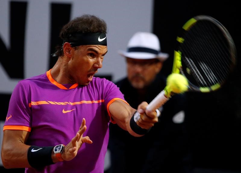 © Reuters. Nadal y Djokovic se clasifican para cuartos de final del Abierto de Roma