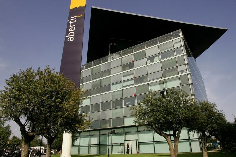 © Reuters. Abertis acuerda comprar participación de Eutelsat en Hispasat por 302 mln euros