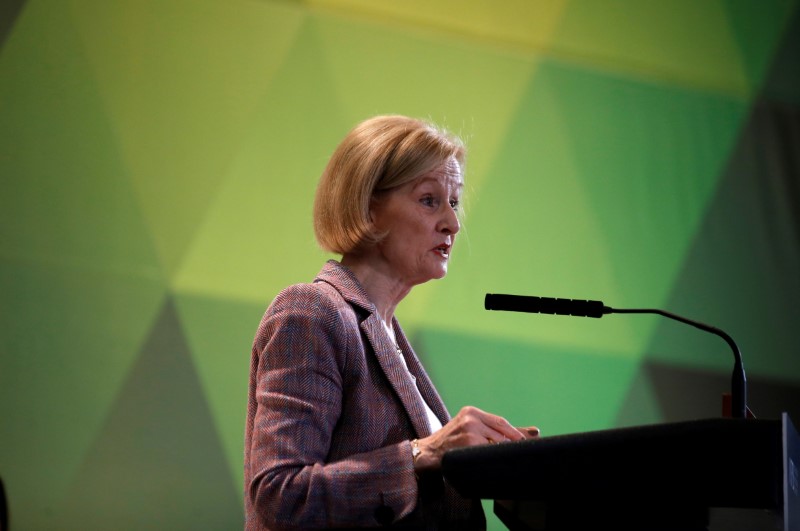 © Reuters. European Central Bank's chief supervisor Daniele Nouy speaks during a banking conference in Lisbon