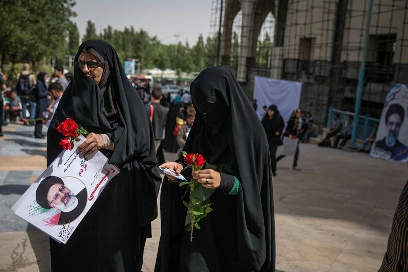 © Reuters. Due donne iraniane sostenitrici del candidato radicale Ebrahim Raisi a Tehran