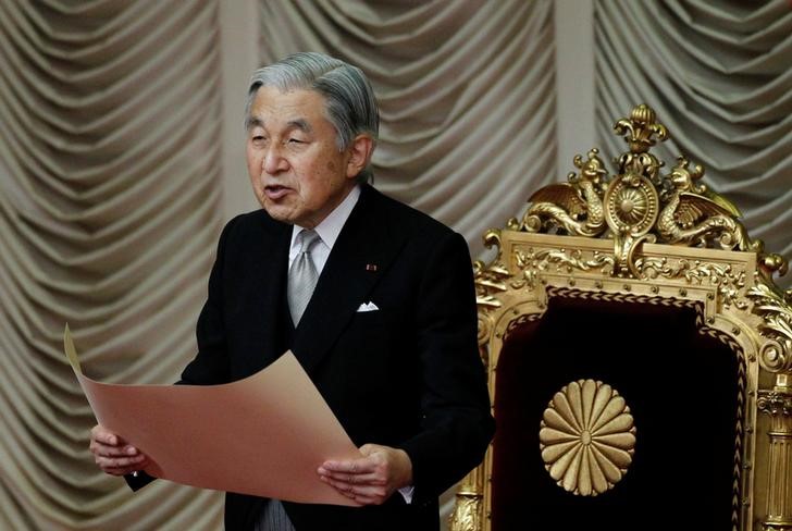 © Reuters. الحكومة اليابانية توافق على مشروع قانون يسمح للإمبراطور بالتنحي