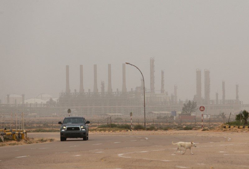 © Reuters. Завод в Рас-Лануфе, Ливия