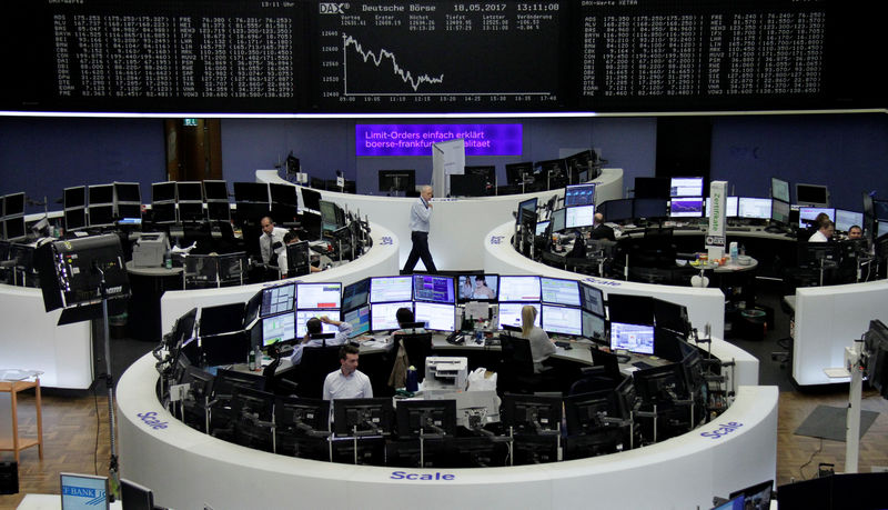 © Reuters. Las bolsas europeas se recuperan al final de su peor semana en seis meses