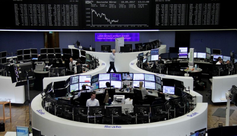 © Reuters. Traders work in front of the German share price index, DAX board, at the stock exchange in Frankfurt