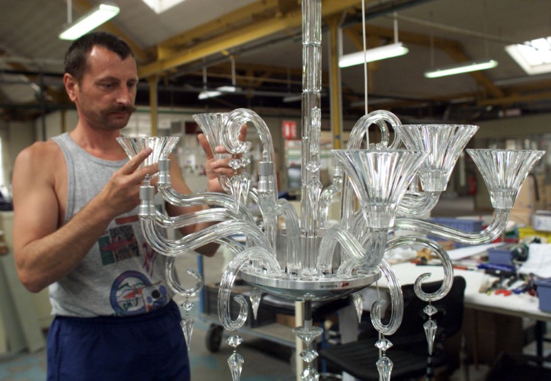 © Reuters. A EMPLOYEE ASSEMBLES A CRYSTAL CHANDELIER AT THE BACCARAT CRYSTALWORKS.