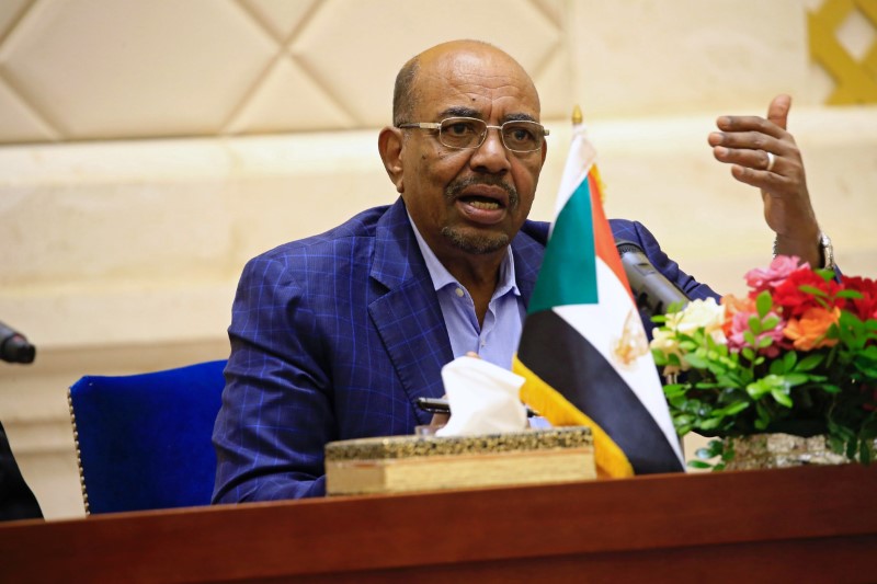 © Reuters. SudanÕs President Omar Hassan al-Bashir speaks during a press conference after the oath of the prime minister and first vice president Bakri Hassan Saleh at the palace in Khartoum