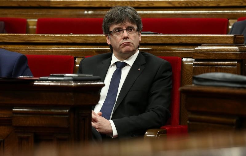 © Reuters. El Gobierno invita a Puigdemont a que defienda su plan de referéndum en el Congreso