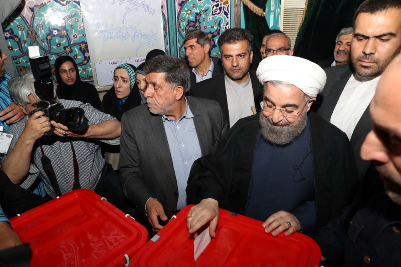 © Reuters. Los iraníes comienzan a votar en las elecciones presidenciales entre largas colas