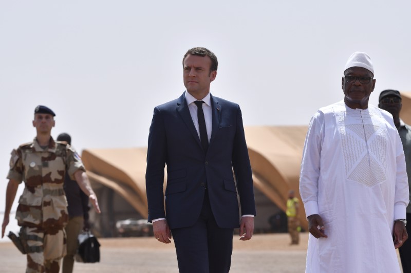 © Reuters. Presidente da França, Emmanuel Macron, ao lado do presidente do Mali,  Ibrahim Boubacar Keita, durante visita à região do Sahel na África