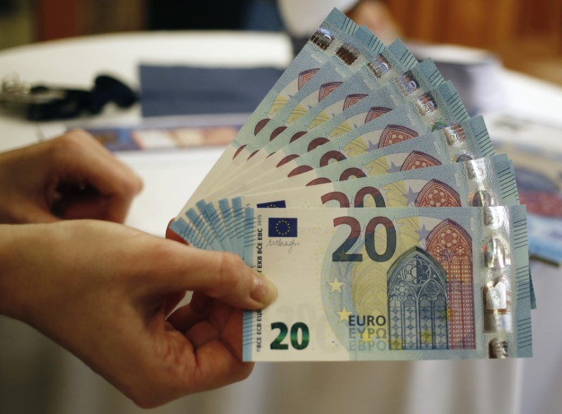 © Reuters. New 20 Euro banknotes are presented at the Austrian national bank in Vienna